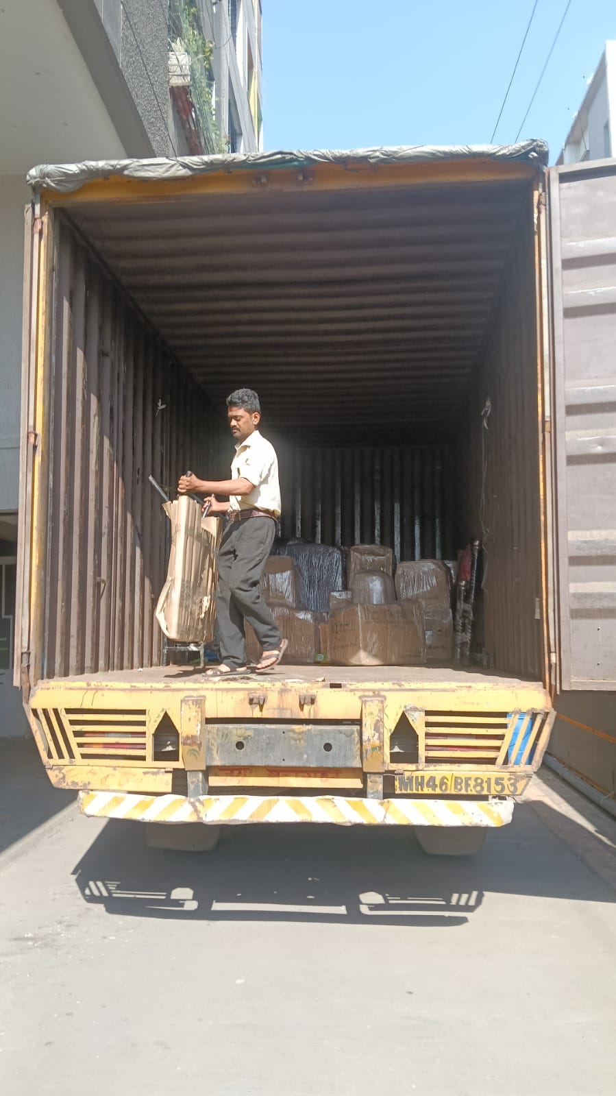 Container loading by the moving team